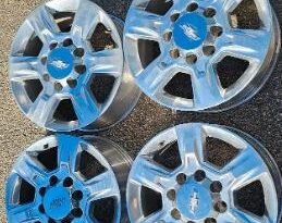 
										8 Bolt Chevy Silverado 2500 Wheels full									