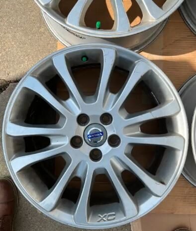 
								18 inch Volvo Alloy rims full									