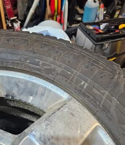 
								Winter 275 70 18 tires full									