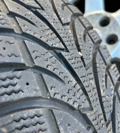 
								Jeep rims 5×114.3 with 3 winter tire full									