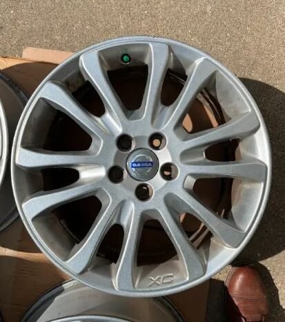 
								18 Inch Alloy Rims full									