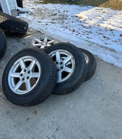 
								Jeep rims 5×114.3 with 3 winter tire full									