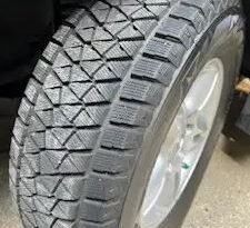 
										Set of 4 almost new Blizzak tires and factory Lexus wheels full									