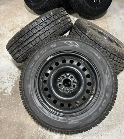 
								2018 Toyota SiennaHighlander 18inch winter Rim and tires full									