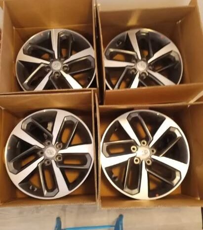 
								18″ OEM hyundai rims full									