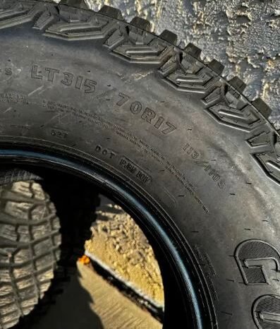 
								2023 Ford Bronco Goodyear Territory – LT315/70R17 take off tires full									