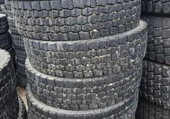 
								11R22.5 Michelin X-Multi D take offs full									