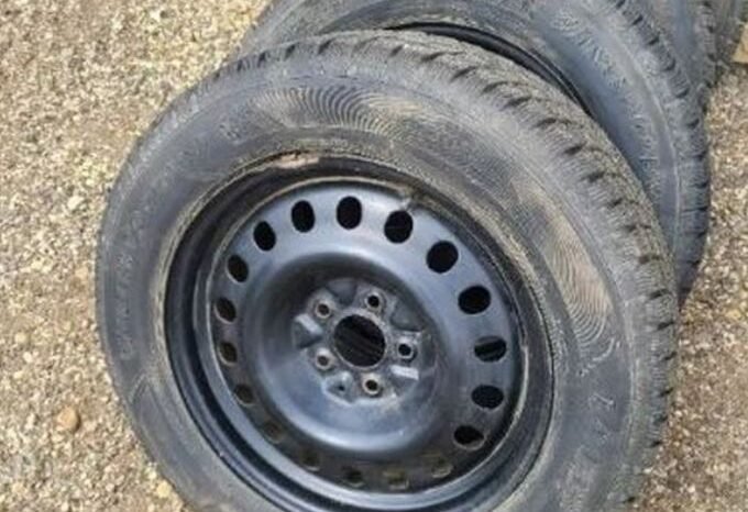 
								Goodyear Winter Command R17 Winter Tires With Rims full									